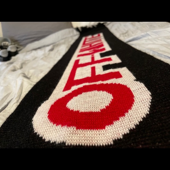 [SOLD] Off-White 2018 Scarf - Picture 2 of 4